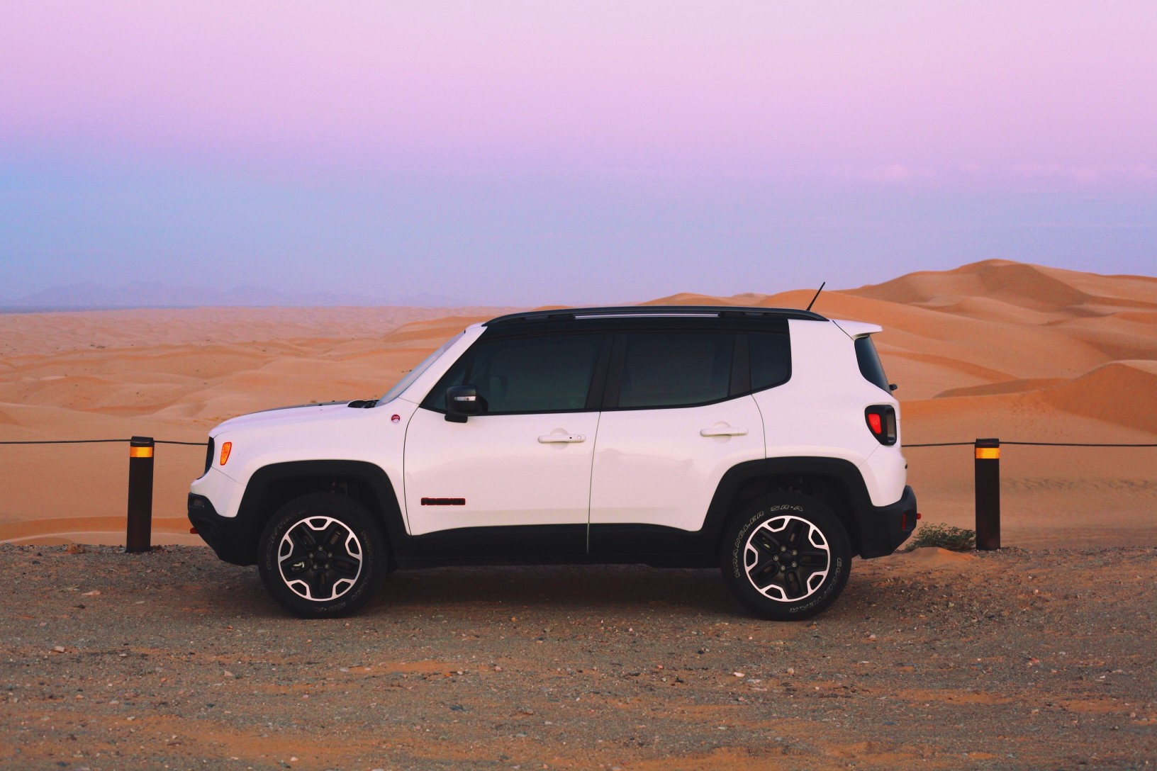 jeep-renegade-2015-and-a-pinks-sunset-in-the-desert_t20_7Oa9G7